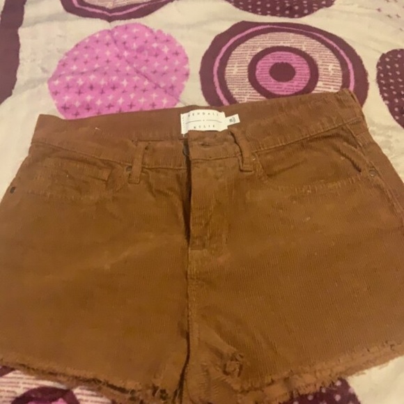 Kendall + Kylie Hugh waisted shorts - Picture 2 of 7